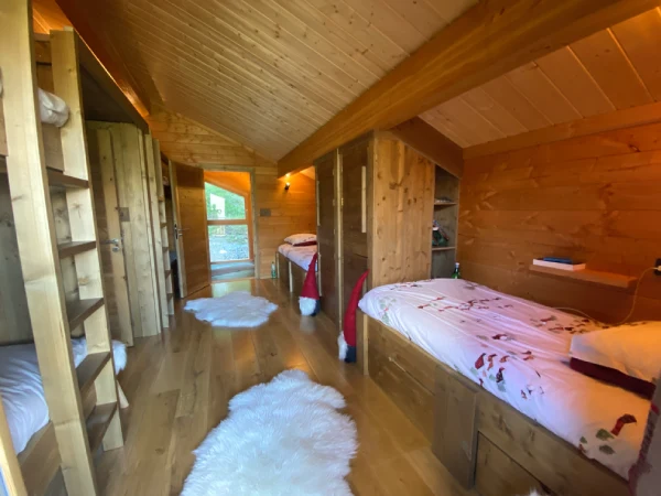 Dortoir 6 lits vue en long – la grotte de l’ours – chalet luxe alpes Praloup - Chalet luxe La grotte de l'ours