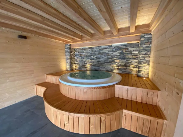 Jacuzzi 4 places – la grotte de l’ours – chalet luxe alpes Praloup - Chalet luxe La grotte de l'ours