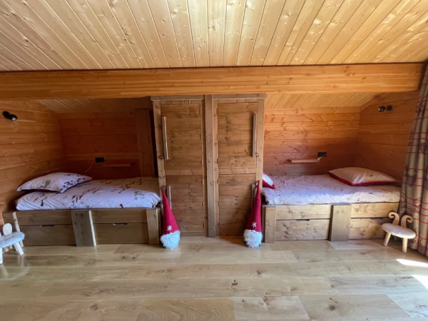 dortoir 2 lits simples – la grotte de l’ours – chalet luxe alpes Praloup - Chalet luxe La grotte de l'ours