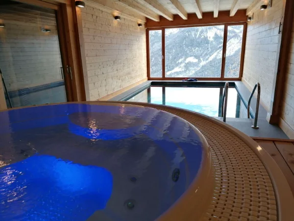 jacuzzi bleu et piscine – chalet luxe la grotte de l’ourd praloup et alpes du sud - Chalet luxe La grotte de l'ours