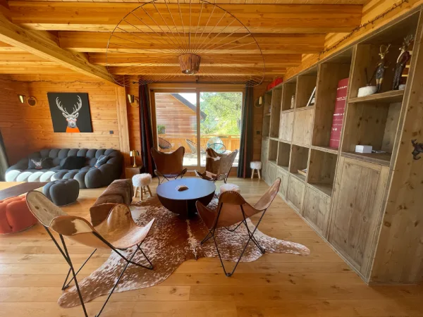 piece a vivre coté salon - Chalet 5 étoiles luxe La grotte de l'ours